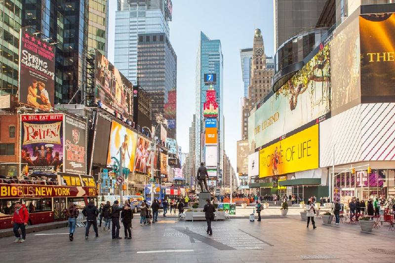 Quảng trường thời đại là địa điểm nổi tiếng ở New York, nối đại lộ Broadway và đại lộ 7. Nơi này tập trung rất nhiều cửa hiệu thời trang, phòng thu âm nhạc, quán cà phê, văn phòng lớn. Ảnh: