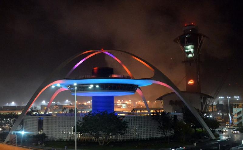 Sân bay quốc tế Los Angeles (Mỹ) là một trong những sân bay tấp nập nhất thế giới với nhiều chuyến bay đi về trong ngày. Xung quanh sân bay này cũng có nhiều khách sạn, nhà hàng, trung tâm mua sắm hiện đại. Ảnh: 