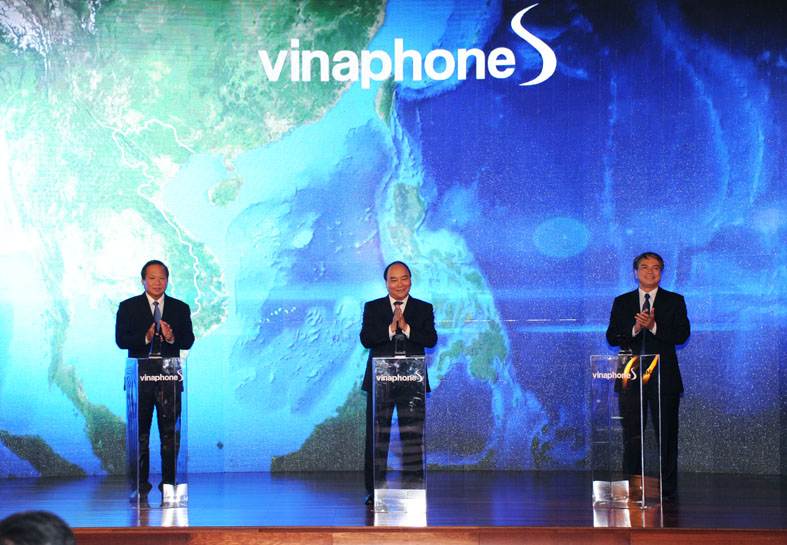 3.    Ra mắt dịch vụ di động vệ tinh - xóa mọi điểm đen liên lạc  Ngày 4/8/2016, dưới sự chứng kiến của Thủ tướng Nguyễn Xuân Phúc, VNPT đã chính thức ra mắt dịch vụ di động vệ tinh VinaPhone S. Sử dụng kết nối vệ tinh và thiết bị đầu cuối đặc thù, thiết bị cho phép kết nối thông suốt trong mọi điều kiện địa hình, thời tiết.