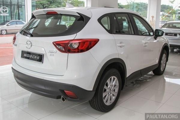 3. Mazda CX-5 (Giảm 80 đến 90 triệu đồng):Nằm trong top 10 mẫu xe ăn khách nhất năm 2016, nhưng Mazda vẫn ưu đãi cho mẫu xe này từ 80 đến 90 triệu đồng.Cụ thể, Mazda CX-5 phiên bản 2.0 2WD được giảm 90 triệu đồng từ 999 triệu đồng xuống còn 909 triệu đồng. Tương tự, Mazda CX-5 phiên bản 2.5 2WD được giảm 85 triệu đồng từ 1,035 tỷ đồng xuống còn 950 triệu đồng còn phiên bản Mazda CX-5 2.5 AWD được giảm giá 80 triệu từ 1,07 tỷ đồng xuống còn 990 triệu đồng.