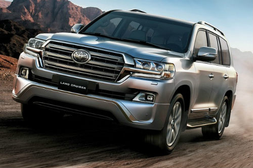 Top 10 SUV 2017 đắt tiền nhất cho nhà giàu hình ảnh 2 Toyota Land Cruiser nổi tiếng bền bỉ với khả năng leo núi và chạy trên đường sa mạc có điều kiện khí hậu khắc nghiệt. Nội thất xe vô cùng sang trọng, thiết kế bắt mắt và khả năng hoạt động vô cùng đáng nể. Tất cả các ưu điểm này khiến 2017 Land Cruiser tiếp tục trở thành một trong những mấu SUV đắt đỏ nhất, với giá bán lên tới 80.155 USD. Chiếc xe đậm chất nam tinh, động cơ dung tích 5.7 lít, cho công suất khá mạnh 381 mã lực. Các tính năng an toàn hiện đại.