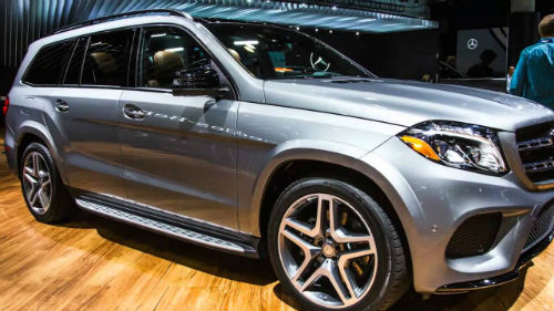 Top 10 SUV 2017 đắt tiền nhất cho nhà giàu hình ảnh 8 Bắt đầu từ mẫu xe 2017, gia đình GL Class được đổi tên là GLS Class cho các mẫu SUV. Đây là một trong những SUV đắt nhất năm 2017, được trang bị động cơ tăng áp kép với chỉ số mã lực và giá bán tùy theo từng phiên bản. Xe được cải tiến về khung gầm so với các mẫu xe trước, có các chế độ lái thể thao và thoải mái, khả năng chạy đa địa hình đỉnh cao từ núi đá, sa mạc hay băng tuyết. Ghế lái xe được bảo vệ bởi các túi khí bên và túi khí bảo vệ đầu gối.