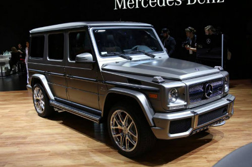 Top 10 SUV 2017 đắt tiền nhất cho nhà giàu hình ảnh 9 Thiết kế cổ điển nhưng 2017 Mercedes-Benz-G-Class mang động cơ V8, dung tích 5.5 lít, cho công suất rất mạnh 536 mã lực và đặc biệt có thể leo dốc và chạy ở những địa hình có đá gập ghềnh được, trong khi nội thất vẫn vô vùng sang trọng và thoải mái. Xe cũng rất an toàn, có túi khí đặc biệt bảo vệ trẻ em.