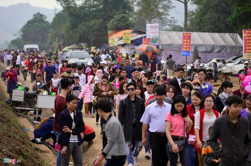 Đường mòn Hồ Chí Minh trở nên ùn ứ do đây là lối duy nhất dẫn lên cánh đồng hoa. Lực lượng giao thông và công an địa phương phân luồng giao thông đảm bảo tránh ùn tắc kéo dài.