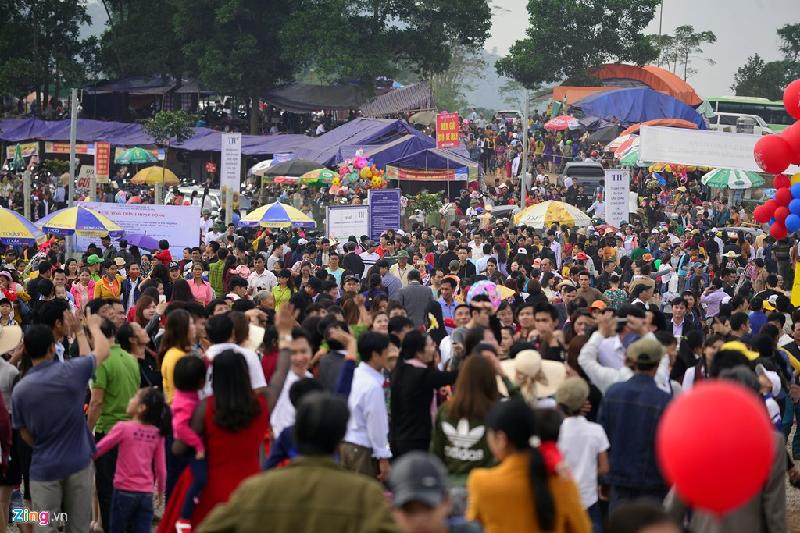 Cánh đồng hoa này rộng gần 100 ha, thường nở rộ vào dịp cuối năm và thu hút rất đông khách tham quan. Trong ảnh là khu vực phía ngoài cổng vào lễ hội hoa lúc 10h sáng.