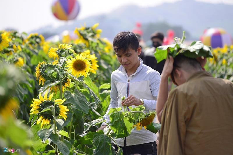 Có những nhóm thanh niên còn ngắt lá để làm mũ đội trên đầu che nắng.