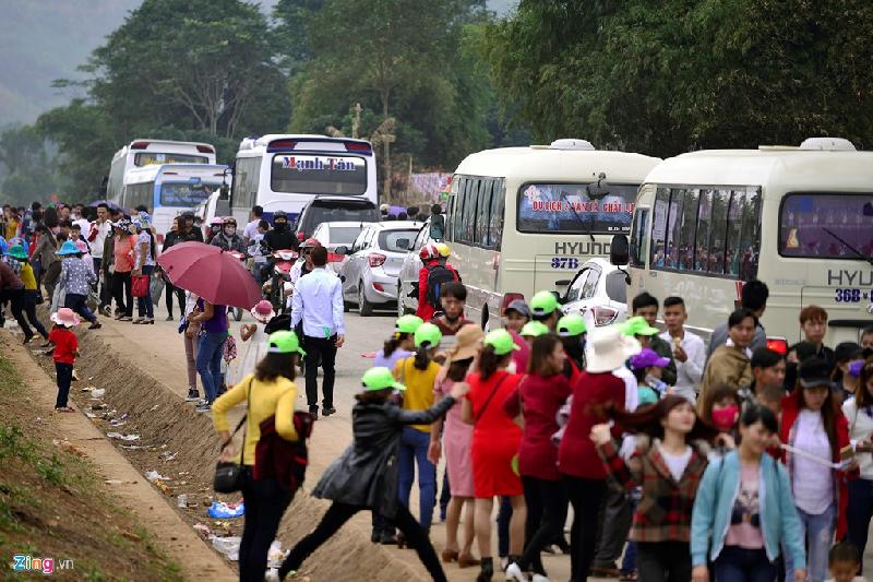 Gần trưa, đoạn đường mòn Hồ Chí Minh bị ùn ứ gần 2 km theo cả hai hướng đi Thanh Hoá và Nghệ An.
