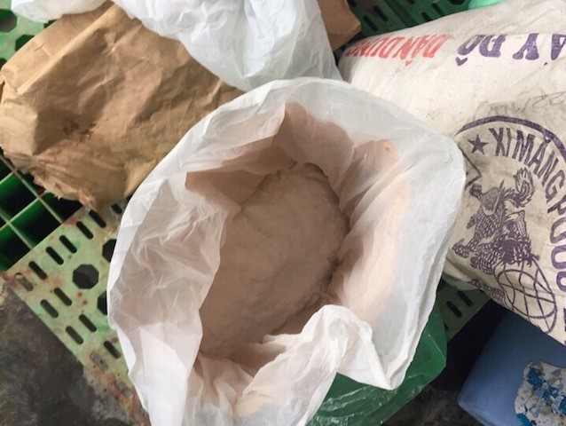 Gần 10 kg hàn the được chủ cơ sở trộn vào thịt gà. Ảnh: C.A