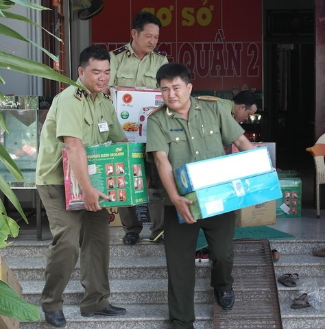 Cơ quan chức năng trong một lần xử lý sai phạm hàng hóa của Thiên Ngọc Minh Uy.