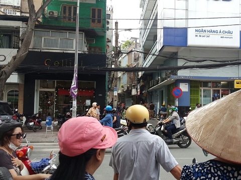Cơ quan chức năng phong tỏa con hẻm để phục vụ khám nghiệm hiện trường.