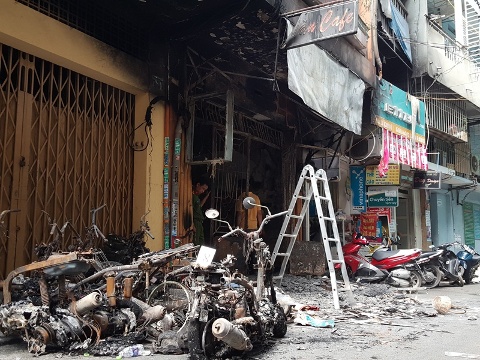 Số xe máy bị cháy còn trơ khung.