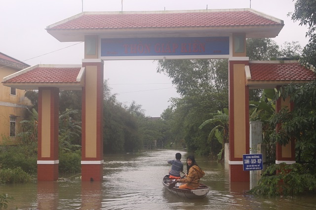 Người dân dùng ghe thuyền để di chuyển trong nước lũ