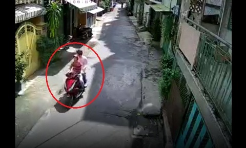 Hai đối tượng dùng xe tay ga thăm dò con hẻm thuộc khu vực nhà nữ nghệ sĩ.