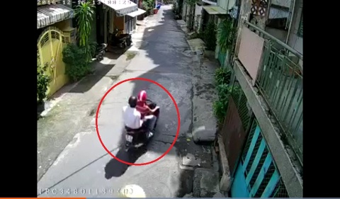Khi phát hiện nhà nạn nhân có sở hở, chúng quay xe trở lại.