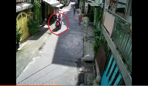Các đối tượng quan sát tình hình trong nhà.