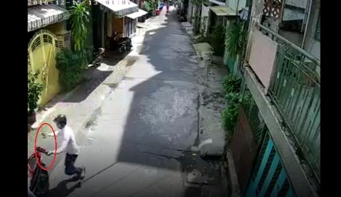 Sau đó, leo lên xe cùng đồng bọn tẩu thoát. Trong ảnh: Trên tay đối tượng đang cầm điện thoại và bóp tiền của nạn nhân.