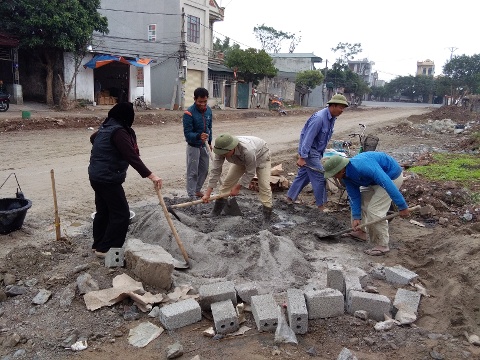 Người dân địa phương còn cho biết, việc san ủn, tập kết vật liệu đã được thực hiện vào tháng 10 năm nay. 