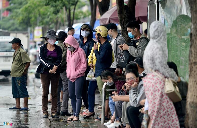 Mưa gió kéo dài nhiều người chọn phương tiện xe buýt để đi lại, phần lớn đều mặc áo khoác ngoài, đứng co ro vào sáng sớm khi thời tiết khá lạnh.