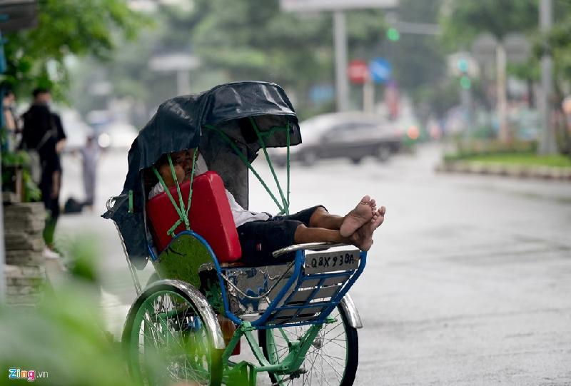 Tài xế xích lô cũng căng bạt ngủ bên đường Hàm Nghi, quận 1.
