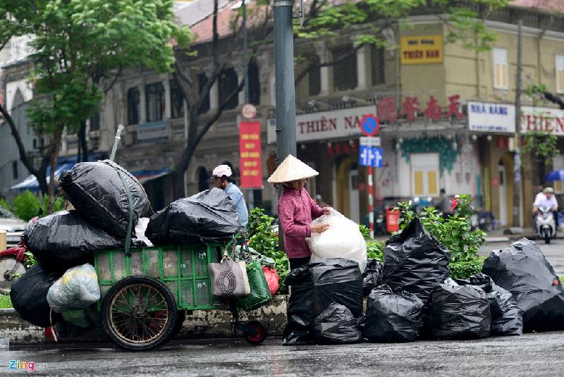 Bà Trần Thị An (quê Bình Thuận) cho biết mưa không lớn nhưng kéo dài từ sáng đến trưa nên bà phải chuẩn bị những bọc nilon lớn bọc lại ve chai khi mua được.