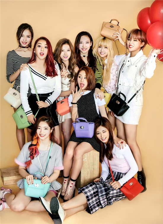 Nhóm nhạc nữ đang lên TWICE nắm giữ vị trí thứ 3. Bắt đầu với bài hát nổi tiếng