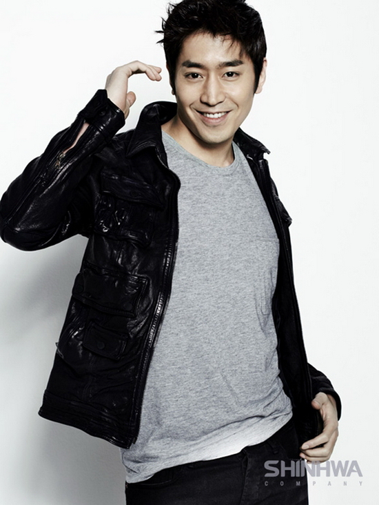 Trưởng nhóm Shinhwa, Eric đứng ở vị trí thứ 5. Bộ phim được yêu thích “Another Oh Hae Young” mang lại cho anh giải thưởng tại Lễ trao giải kỉ niệm 10 năm thành lập đài của đài truyền hình tvN.. Sự xuất hiện trong chương trình giải trí nổi tiếng “Three Meals a Day” (1 ngày 3 bữa) đã mang lại cho anh biệt danh