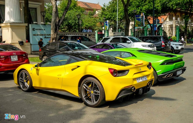 Ngày chủ nhật, đường phố Sài Gòn vắng bóng người, đây là cơ hội hiếm có để những chiếc siêu xe mạnh trên 600 mã lực có cơ hội ra khỏi nhà. Hai anh em thiếu gia Phan Thành - Phan Hoàng cùng có mặt tại một nhà hàng trên đường Lê Duẩn, quận 1.