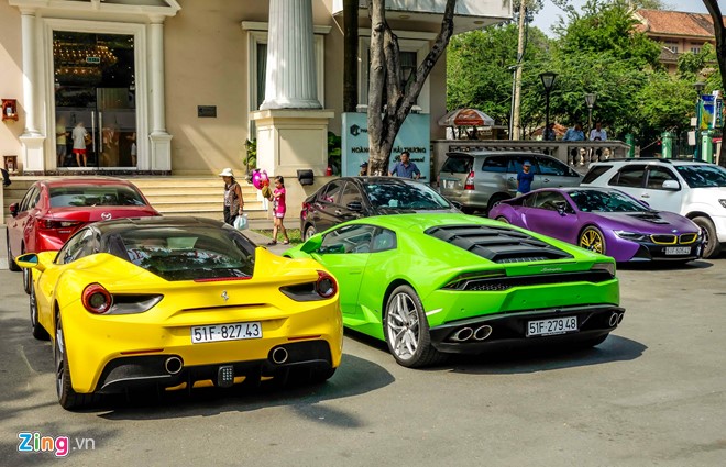 Chiếc Huracan màu xanh lá của Phan Thành là một trong những mẫu Huracan đầu tiên tại Việt Nam. Phan Hoàng mới tậu chiếc Ferrari 488 GTB màu vàng cách đây không lâu.