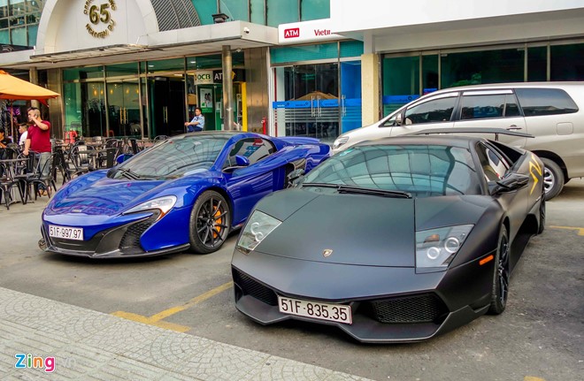 Ở góc đường Nguyễn Du, Minh Nhựa hội ngộ cùng chủ nhân chiếc Lamborghini Mucielago LP670 SV cũ của mình. Xe của Minh Nhựa là McLaren 650S Spider màu xanh.
