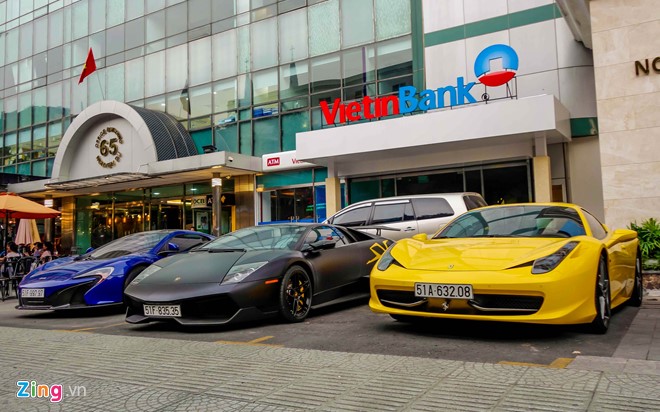 Chiếc Ferrari 458 Italia màu vàng cũng từng thuộc sở hữu của Minh Nhựa nhưng đã đổi chủ cách đây một thời gian.
