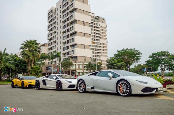 Tại quận 7, Cường Đô La gặp gỡ những người bạn chạy Lamborghini. Mẫu Aventador màu trắng duy nhất được nhập khẩu chính hãng có giá trị sau thuế trên 22 tỷ đồng. Chiếc Huracan trắng phía trước cũng là hàng chính hãng có giá khoảng 14 tỷ.