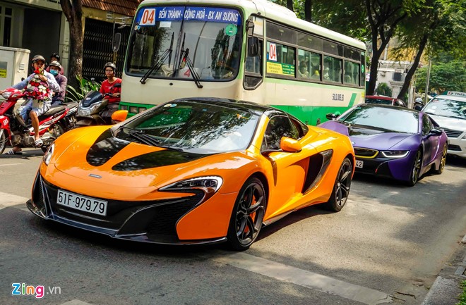 McLaren 650S Spider cũ của Minh Nhựa xuất hiện trên tuyến đường trung tâm quận 1 cùng BMW i8 màu tím mờ. Mẫu xe này mới được độ lại một số chi tiết theo phong cách hypercar P1.