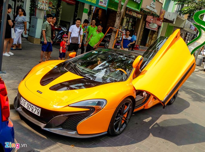 Siêu xe Minh Nhựa, Cường Đô La, Phan Thành cùng xuống phố hình ảnh 9 Siêu xe trị giá khoảng 16 tỷ đồng gây chú ý trên phố đi bộ Nguyễn Huệ.