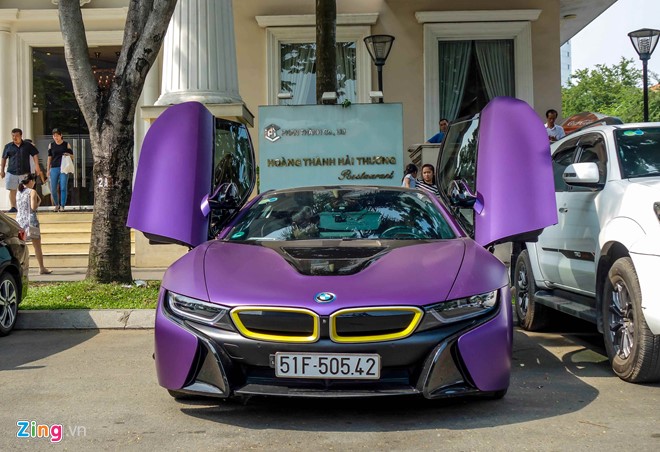 Siêu xe Minh Nhựa, Cường Đô La, Phan Thành cùng xuống phố hình ảnh 10 BMW i8 màu xám chì nhưng mới được dán lớp decal màu tím mờ bắt mắt. Lưới tản nhiệt trước dán màu vàng nổi bật.