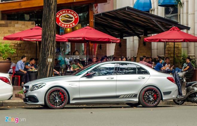 Mercedes C63 S Edition 1 đầu tiên tại Việt Nam có giá 4,6 tỷ đồng. Xe sử dụng động cơ dung tích 4.0 lít, V8, tăng áp kép, công suất 510 mã lực và mô-men xoắn cực đại 700 Nm, đi kèm hộp số 7 cấp.