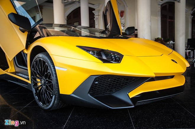 Siêu xe mui trần Lamborghini Aventador Roadster độc nhất VN hình ảnh 3 Những khác biệt so với phiên bản coupe bào gồm trong lượng nặng hơn 50 kg, ở mức 1.575 kg. Lý do khiến Aventador SV Roadster nặng hơn là bởi các cấu trúc gia cố giúp đảm bảo sự rắn chắc cho xe. Tuy nhiên xe vẫn nhẹ hơn đàn em Aventador Roadster 50 kg.