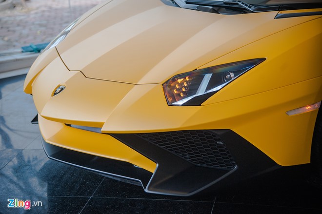 Để đảm bảo khả năng vận hành cho Aventador SV Roadster mới, hãng xe Lamborghini đã sử dụng mui cứng làm từ sợi carbon chỉ nặng gần 6 kg. Phần mui này được chia làm 2 tấm và đóng mở bằng tay.