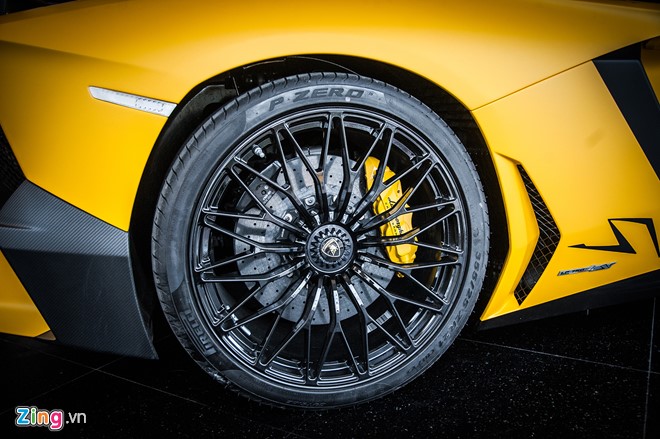 Lamborghini Aventador SV Roadster có 3 chế độ lái khác nhau tương tự phiên bản coupe bao gồm Strada, Sport, Corsa.