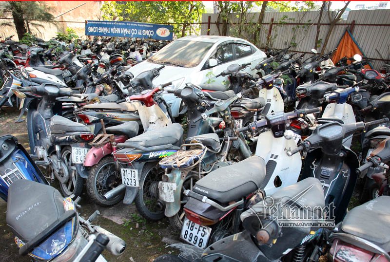 Siêu xe tiền tỷ 'bỏ hoang' nửa năm nay Bãi giữ xe này có diện tích hơn 4.000m2, đang tạm giữ khoảng 700 xe máy, gần 100 xe ba bánh tự chế và hàng chục ô tô vi phạm luật giao thông