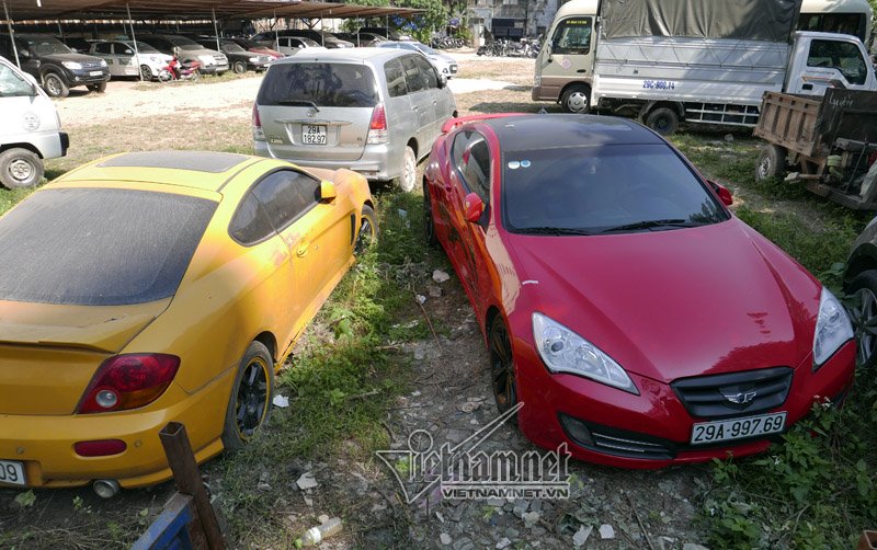 Siêu xe tiền tỷ 'bỏ hoang' nửa năm nay 2 xe thể thao 2 cửa tiền tỷ bị tạm giữ tại bãi xe 360 Giải Phóng