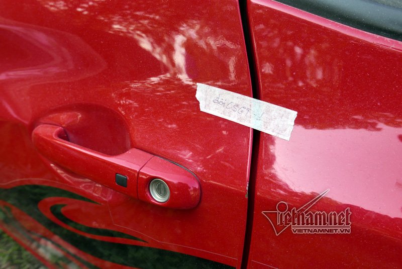 Siêu xe tiền tỷ 'bỏ hoang' nửa năm nay CSGT đội 1 lập biên bản đưa về tạm giữ tại bãi vẫn còn nguyên niêm phong.