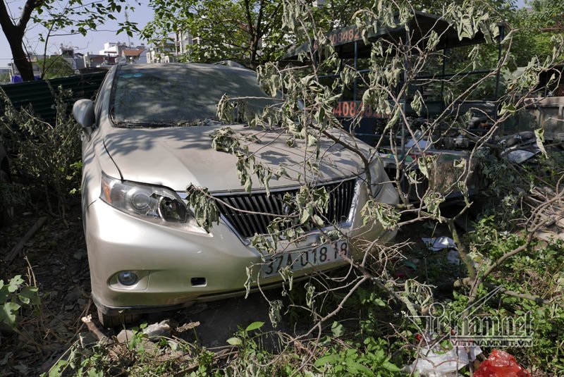 Siêu xe tiền tỷ 'bỏ hoang' nửa năm nay Xe Lexus 350 có giá bán ở Việt Nam khoảng 3 tỷ. Xe đang bị tạm giữ tại bãi xe mang BKS của Nghệ An, nghi vấn là xe nhập lậu.