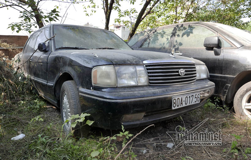 Siêu xe tiền tỷ 'bỏ hoang' nửa năm nay Ô tô Toyota Crown bị giữ khá lâu tại bãi xe nhưng chủ xe vẫn chưa đến làm các thủ tục giải quyết