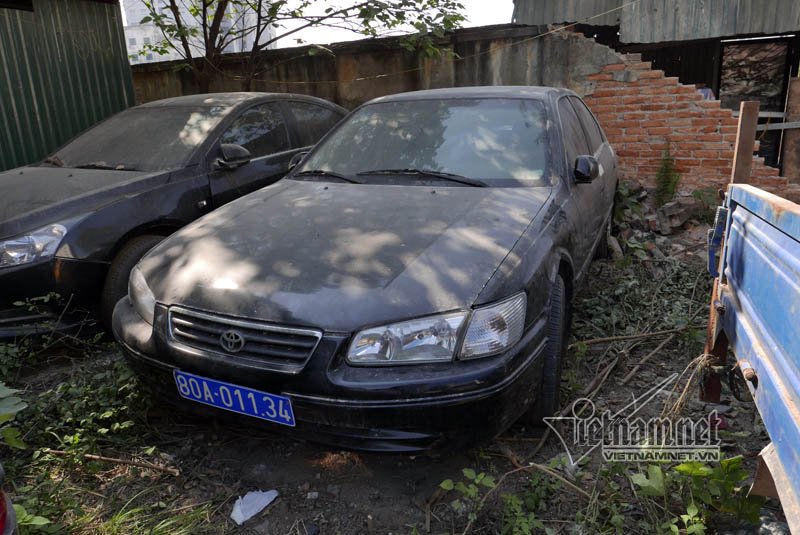 Siêu xe tiền tỷ 'bỏ hoang' nửa năm nay Xe ô tô Camry đời 2004 mang biển xanh bị tạm giữ