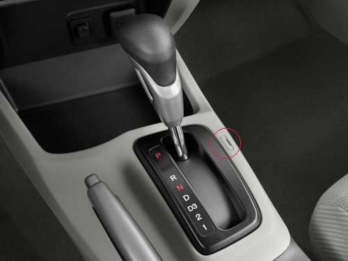 Nút Shift lock ở khu cần số 