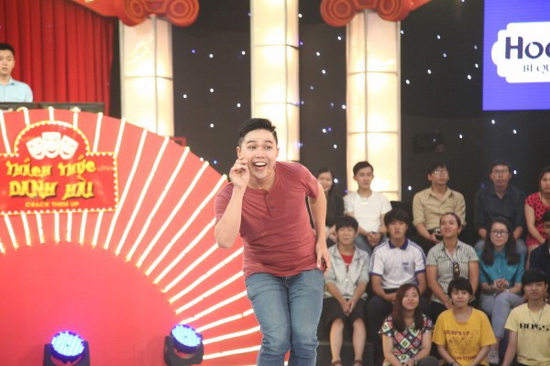 Ở vòng thi thứ hai, thí sinh nhập vai người mẹ và con gái trong cuộc “đấu khẩu” với nhau khi người con ra sức thuyết phục mẹ cho đi chơi với bạn trai nhưng mẹ vẫn một mực không cho. Phùng Vinh Quang kiên trì đứng lên rồi ngồi xuống ghế để nhập – xả hai vai liên tục khiến Trấn Thành bật cười.