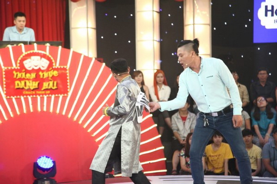 Thí sinh Trần Văn Cô Ga có tên ấn tượng nhưng diễn thì…chưa ấn tượng  Anh chàng có cái tên ấn tượng Cô Ga đến từ Tiền Giang cùng người bạn phụ diễn  có màn đối đáp qua lại với tình huống đi thi Thách Thức Danh Hài. Thí sinh còn gây hài khi dán bảng số mùa 3, mùa 4 đằng sau áo cùng những mảng miếng gây cười nhưng éo le thay, vẫn không danh hài nào cười.