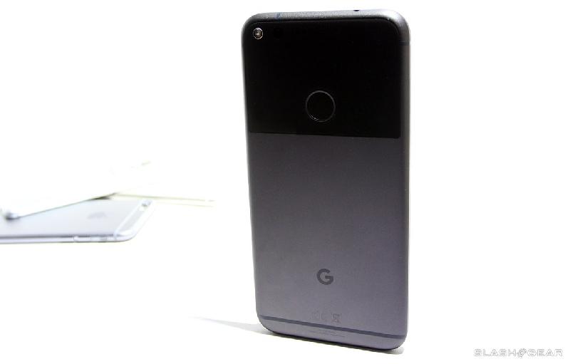 Theo công ty nghiên cứu Kantar Insight, điện thoại Pixel đã chiếm 0,5% doanh số smartphone trên toàn thế giới chỉ trong 3 tháng cuối năm 2016. Con số này không quá ấn tượng nhưng chớ quên rằng Pixel chỉ mới xuất hiện từ ngày 4/10 và bắt đầu mở bán sau đó không lâu. Chỉ trong vòng chưa đầy 1 tháng, trong 200 chiếc điện thoại được mua trên toàn thế giới thì có một chiếc là Google Pixel.Kể từ khi Google tạo ra Android, chúng ta đã luôn mong đợi sự xuất hiện của một chiếc điện thoại Google đúng nghĩa. Và cuối cùng, tới năm 2016, Google đã đáp lại sự kỳ vọng của mọi người với chiếc Pixel. Đây là một sản phẩm nối tiếp dòng smartphone Nexus ra đời trước đó, nhưng không giống như Nexus, Google Pixel là chiếc điện thoại cao cấp và được sinh ra để trở thành đối thủ xứng tầm với iPhone của Apple và dòng Galaxy S cũng như Note của Samsung.