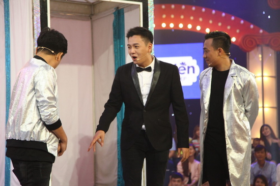 Trấn Thành “đá xéo” Ngô Kiến Huy là ảo thuật không chuyên bởi “ảo thuật nửa ngày cũng không được tràng pháo tay nào” khiến khán giả bật cười phấn khích.