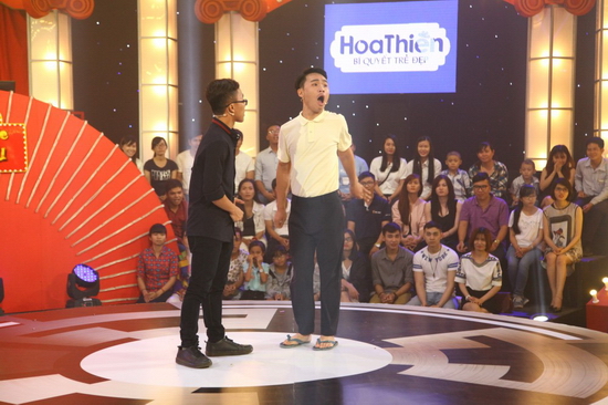 Không chỉ thể hiện qua động tác, Hoàng Phương còn nhép theo lời thoại có lồng tiếng của danh hài Trường Giang. Tuy vậy, thí sinh cũng đành ngậm ngùi “quẹo phải” ra về khi không giám khảo nào nở nụ cười.